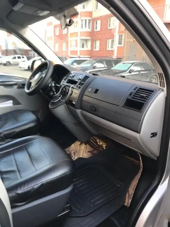 Фото автомобиля VOLKSWAGEN CARAVELLE, 2014 — госномер У887ОН152. Цвет: Серебристый