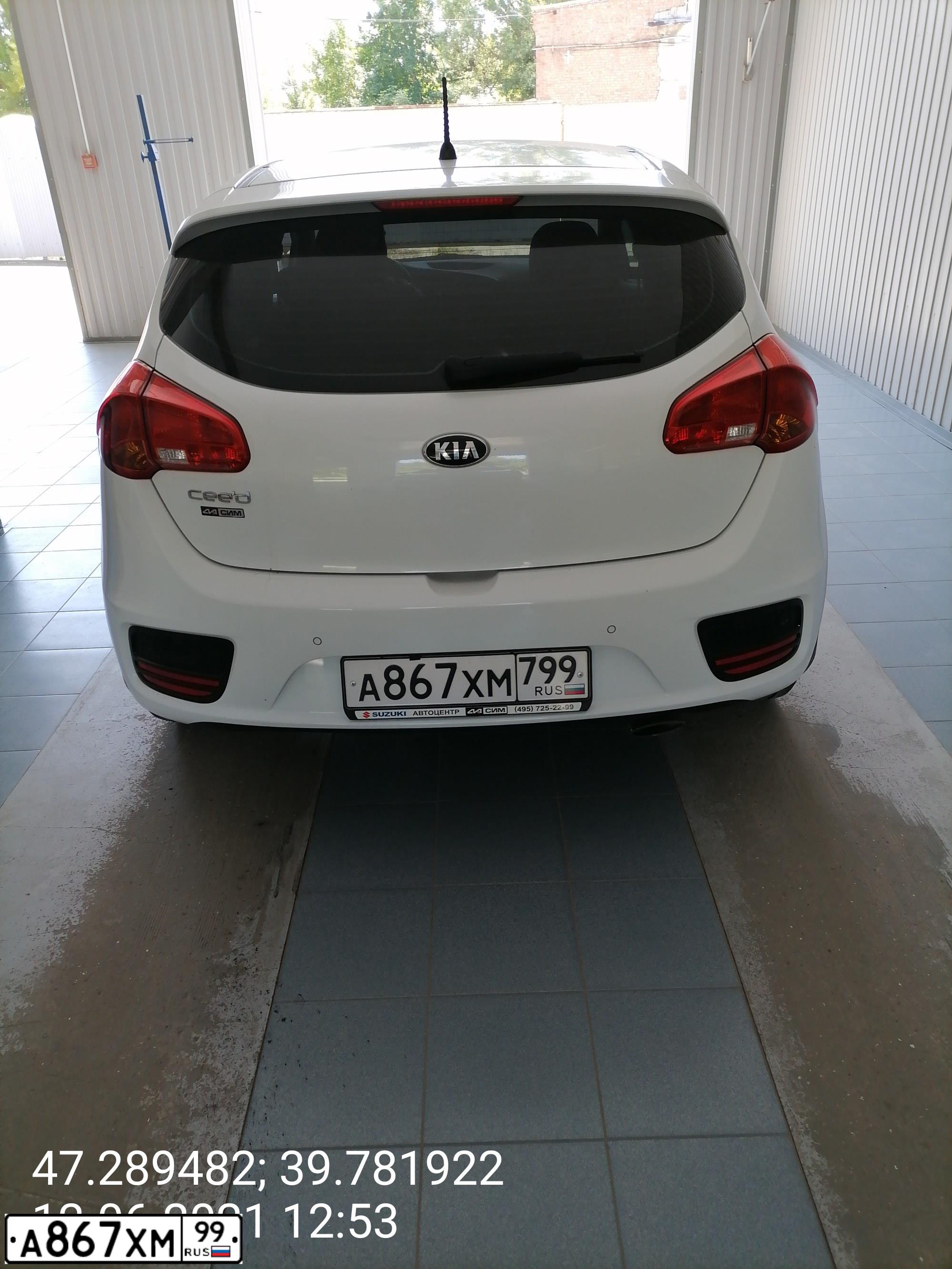 Фото автомобиля KIA CEE'D, 2016 — госномер С838УО777. Цвет: Белый