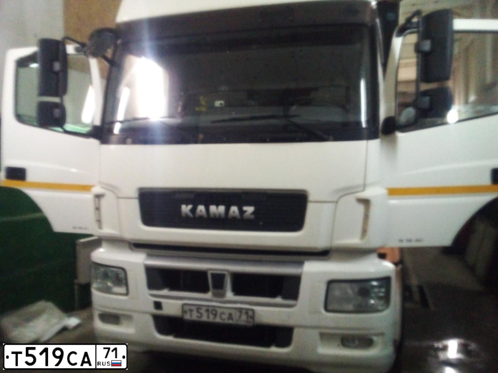 Фото автомобиля KAMAZ 5490, 2017 — госномер Х438ТУ797. Цвет:  белый RAL 9010