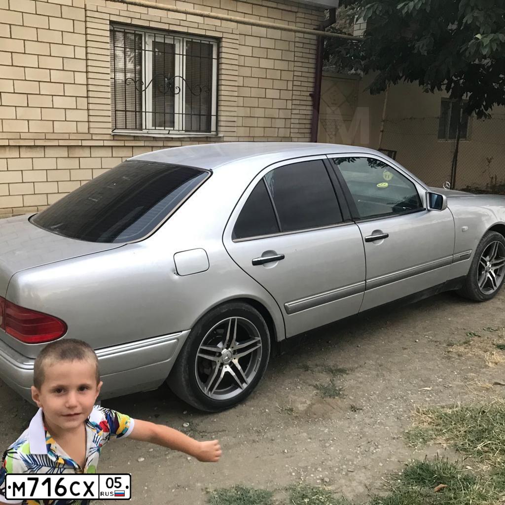 Фото автомобиля MERCEDES E-KLASSE, 1999 — госномер Н877КХ33. Цвет: СЕРЫЙ