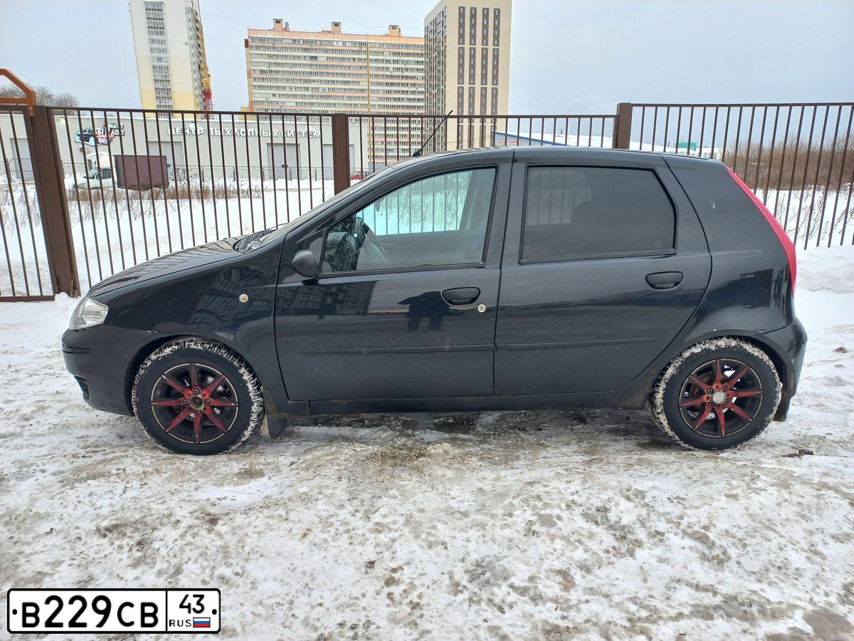 Фото автомобиля FIAT PUNTO, 2004 — госномер Е231СЕ43. Цвет: ЧЕРНЫЙ