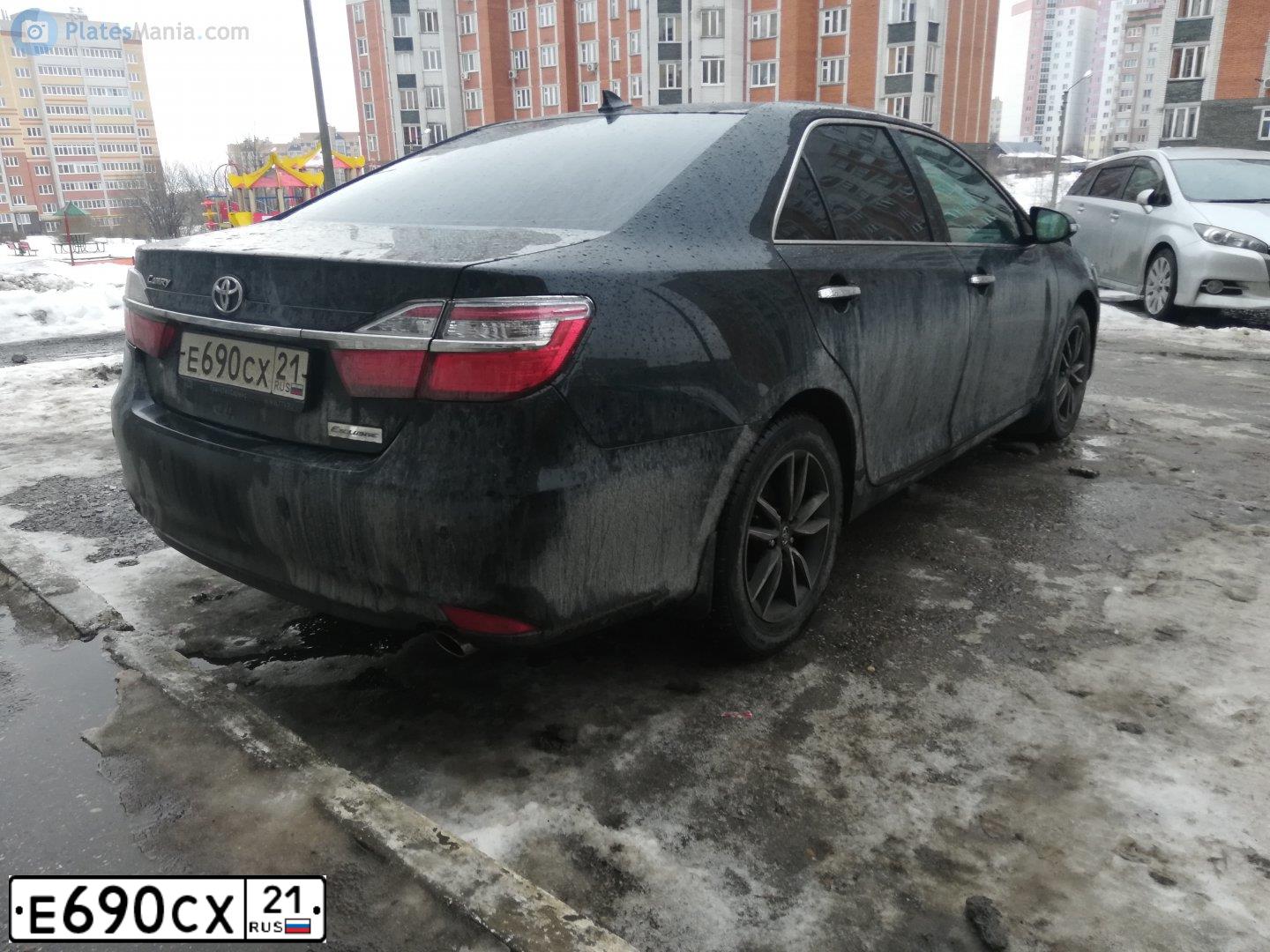 Фото автомобиля TOYOTA CAMRY, 2017 — госномер Е690СХ21. Цвет: ЧЕРНЫЙ МЕТАЛЛИК