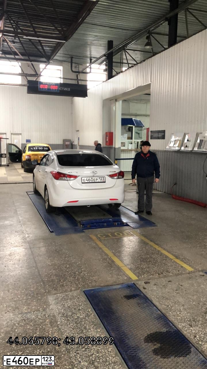 Фото автомобиля HYUNDAI AVANTE, 2012 — госномер Р490КР126. Цвет: Белый