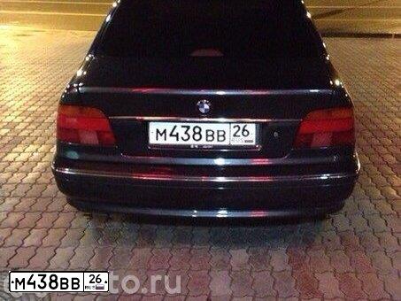 Фото автомобиля BMW SERIE 5, 1996 — госномер М438ВВ26. Цвет: СЕРЫЙ