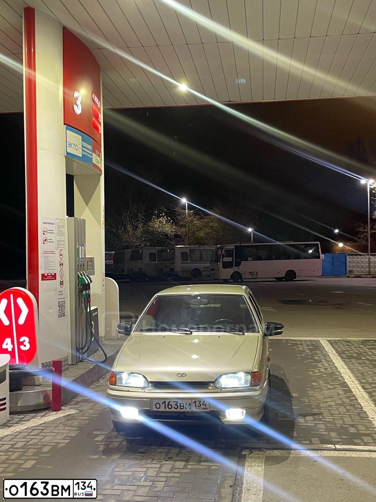 Фото автомобиля LADA 2114 SAMARA, 2006 — госномер О163ВМ134. Цвет: серебристо-бежевый