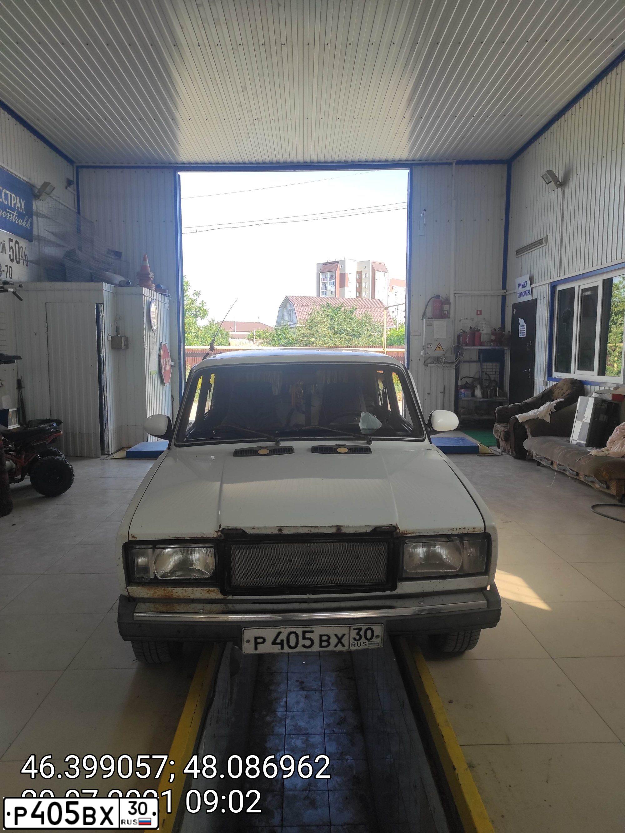 Фото автомобиля LADA 2107, 2002 — госномер Е617УР30. Цвет: ЯРКО-БЕЛЫЙ