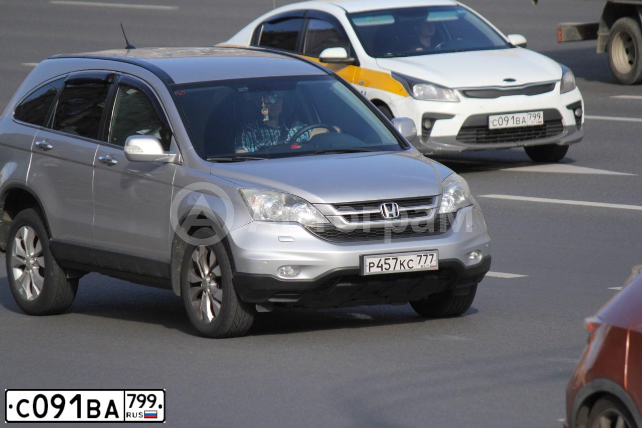 Фото автомобиля KIA RIO, 2017 — госномер С091ВА799. Цвет: БЕЛЫЙ ЖЕЛТЫЙ СЕРЫЙ