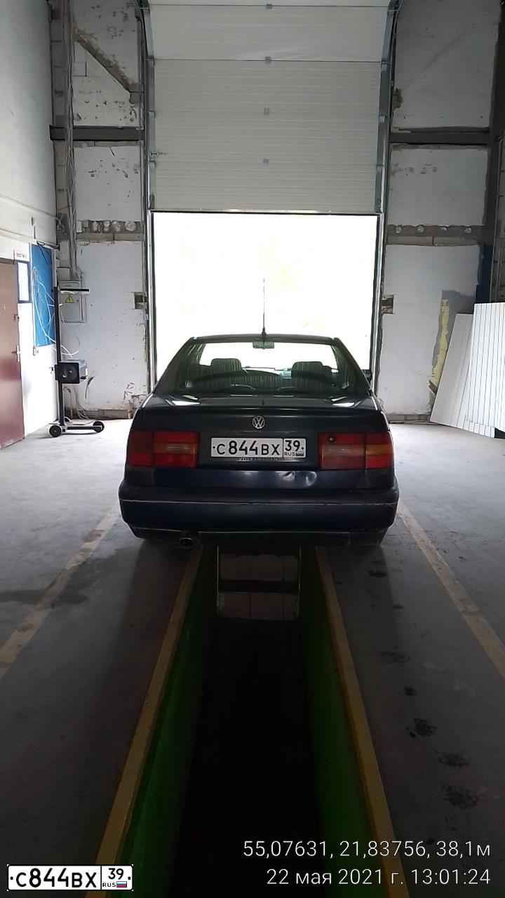 Фото автомобиля VOLKSWAGEN PASSAT, 1995 — госномер Е026ЕЕ39. Цвет: СИНИЙ