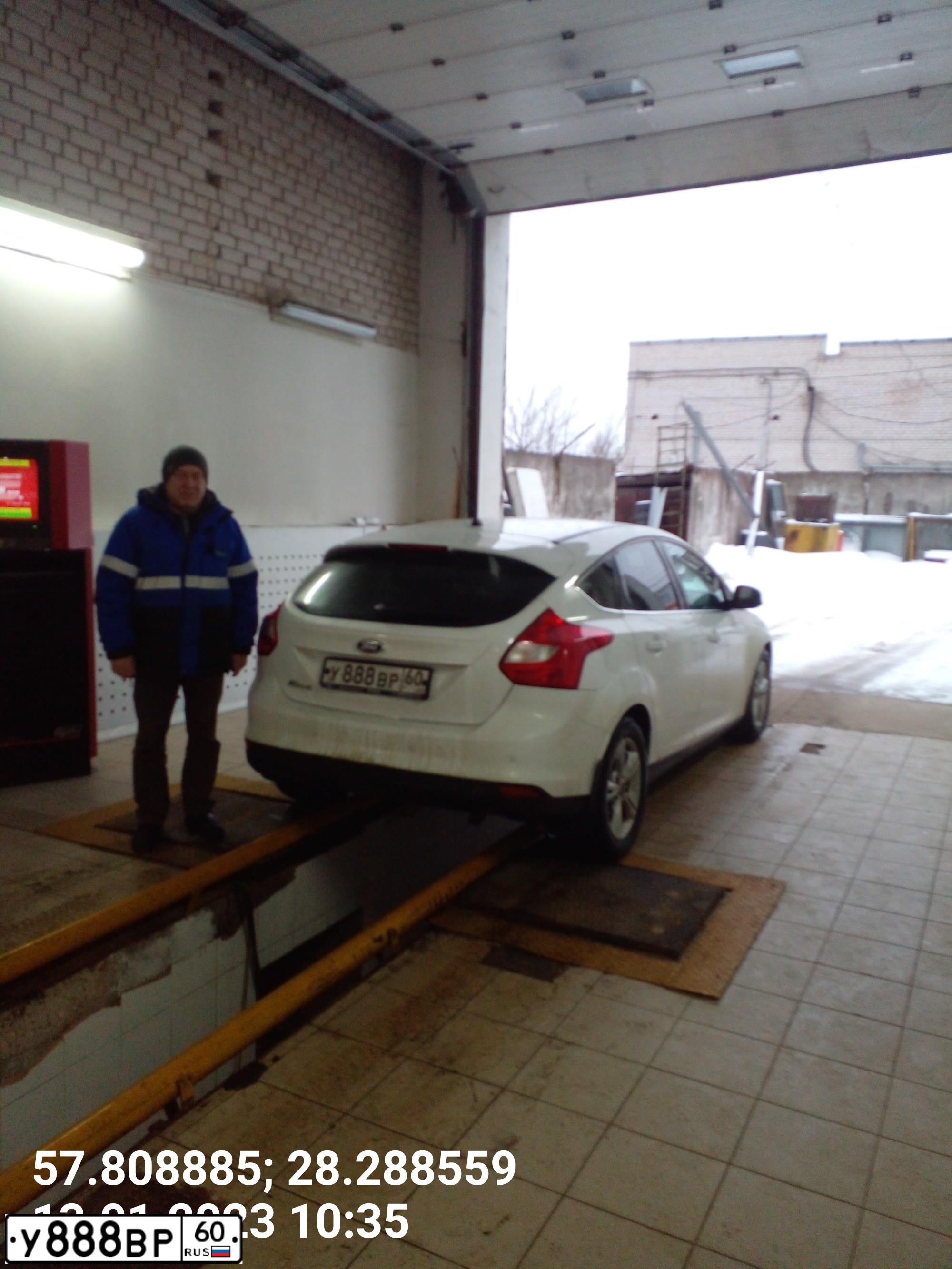 Фото автомобиля FORD FOCUS, 2013 — госномер У888ВР60. Цвет: Белый