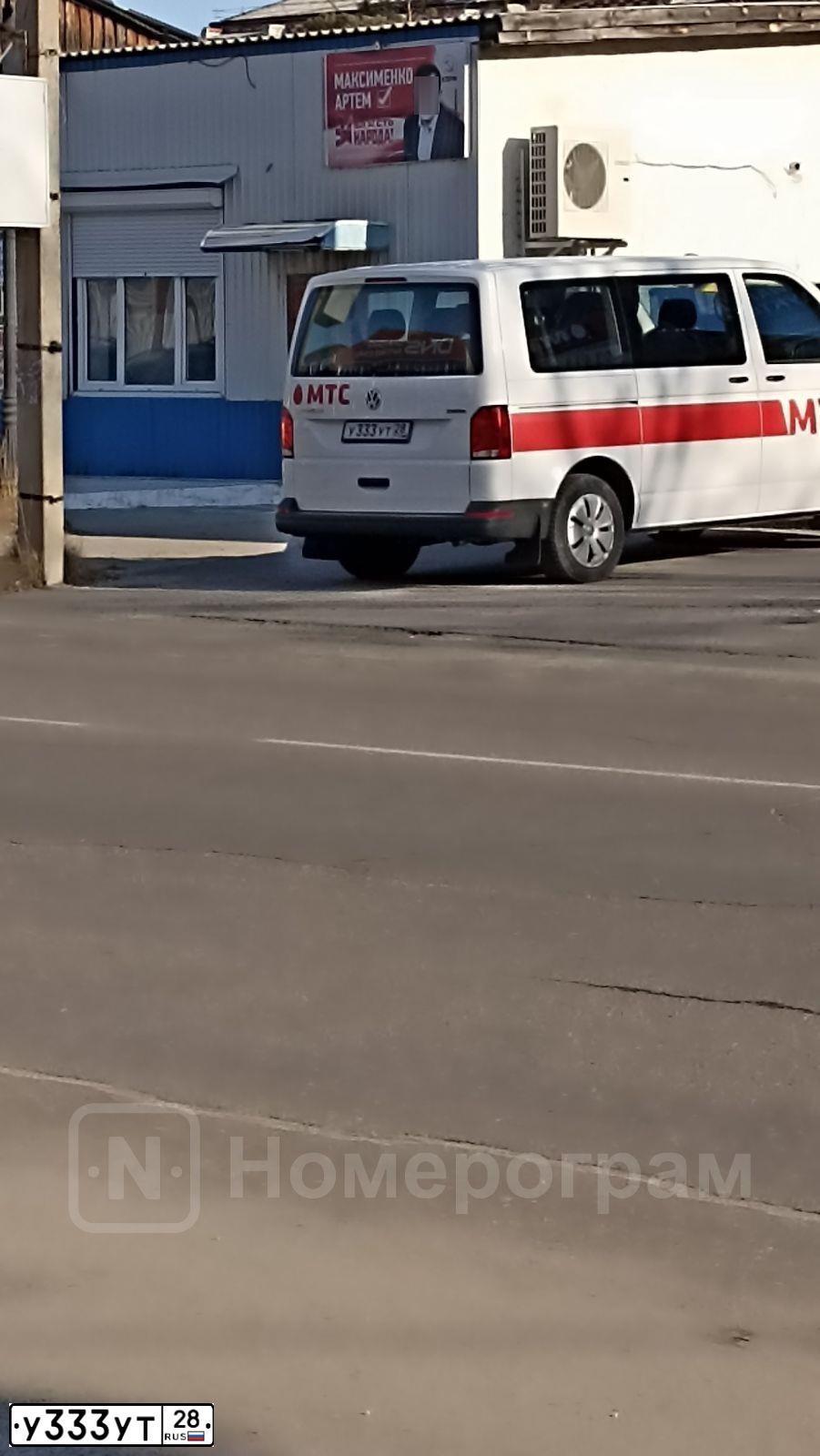 Фото автомобиля VOLKSWAGEN CARAVELLE, 2012 — госномер О955СК44. Цвет: СЕРО-БЕЛЫЙ