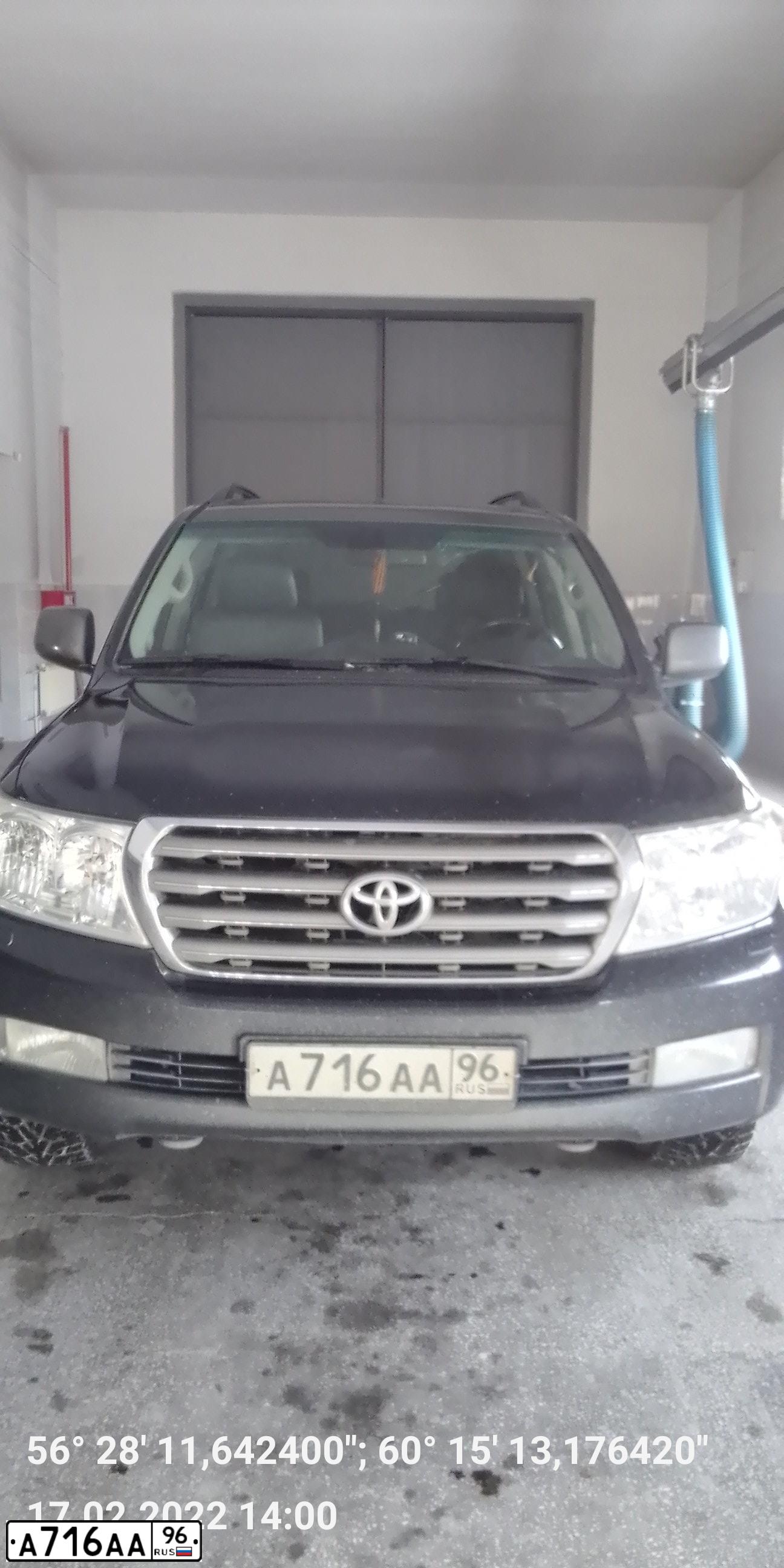 Фото автомобиля TOYOTA LANDCRUISER 200, 2007 — госномер А716АА96. Цвет: ЧЕРНЫЙ