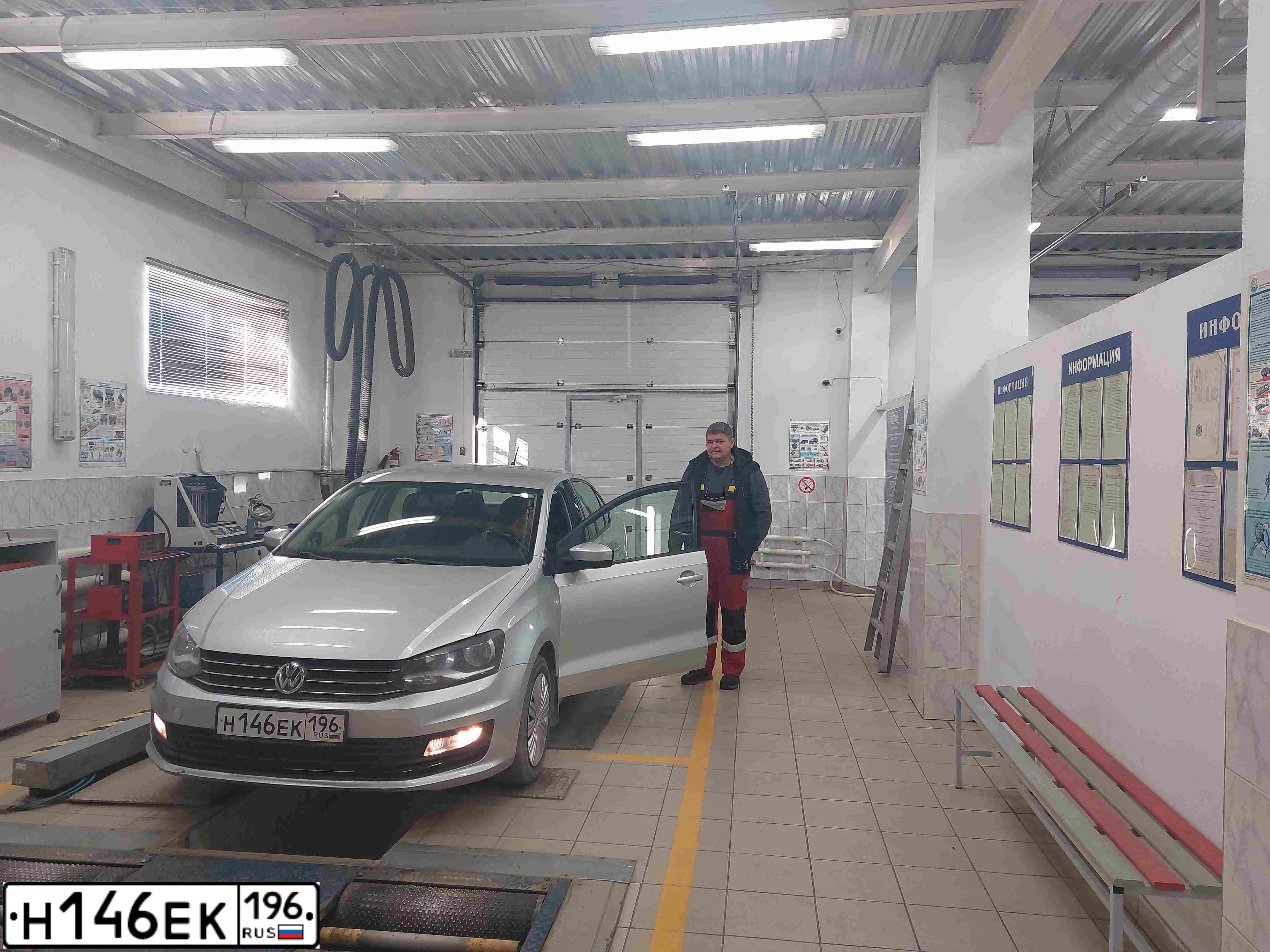 Фото автомобиля VOLKSWAGEN POLO, 2018 — госномер Н146ЕК196. Цвет: СВЕТЛО-СЕРЫЙ