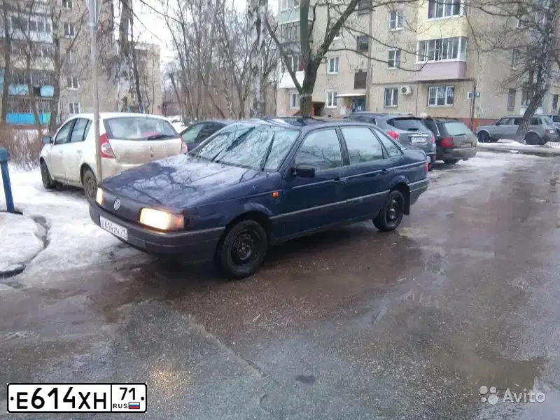 Фото автомобиля VOLKSWAGEN PASSAT, 1992 — госномер Е614ХН71. Цвет: СИНИЙ