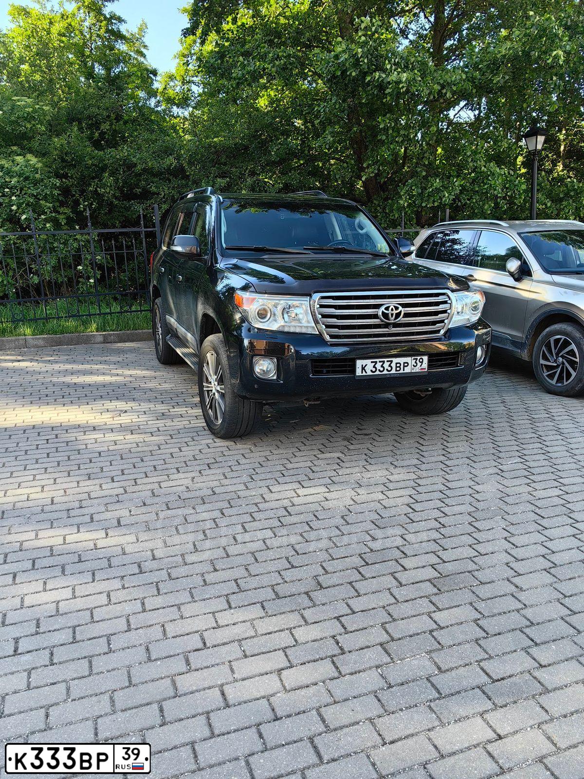 Фото автомобиля TOYOTA LANDCRUISER 200, 2012 — госномер К333ВР39. Цвет: ЧЕРНЫЙ