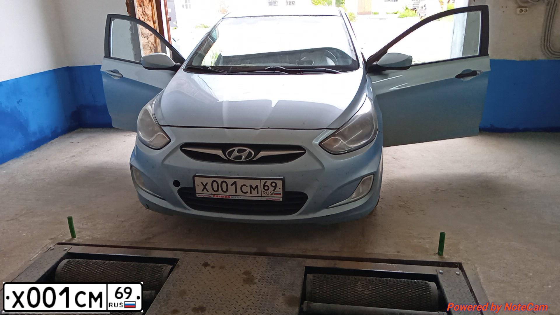 Фото автомобиля HYUNDAI SOLARIS, 2013 — госномер Х001СМ69. Цвет: БЕЛЫЙ