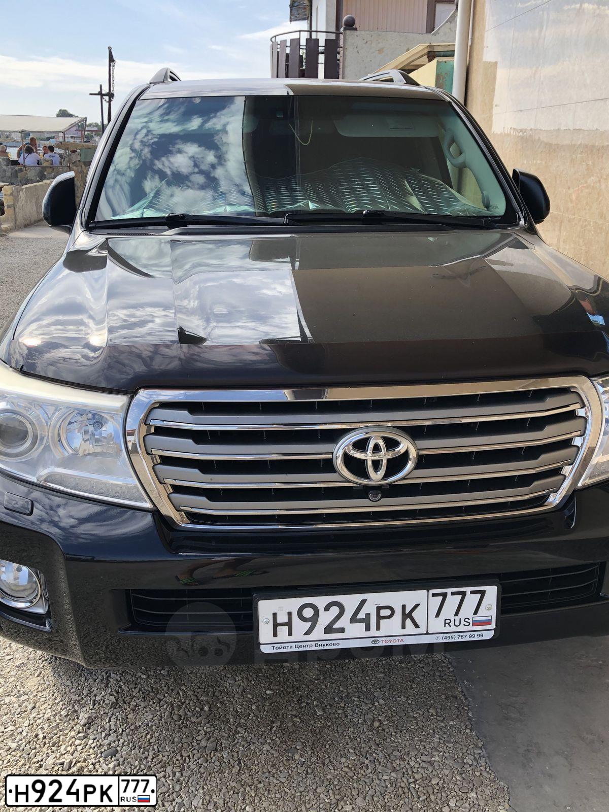 Фото автомобиля TOYOTA LANDCRUISER 200, 2012 — госномер Р777КМ30. Цвет: ЧЕРНЫЙ