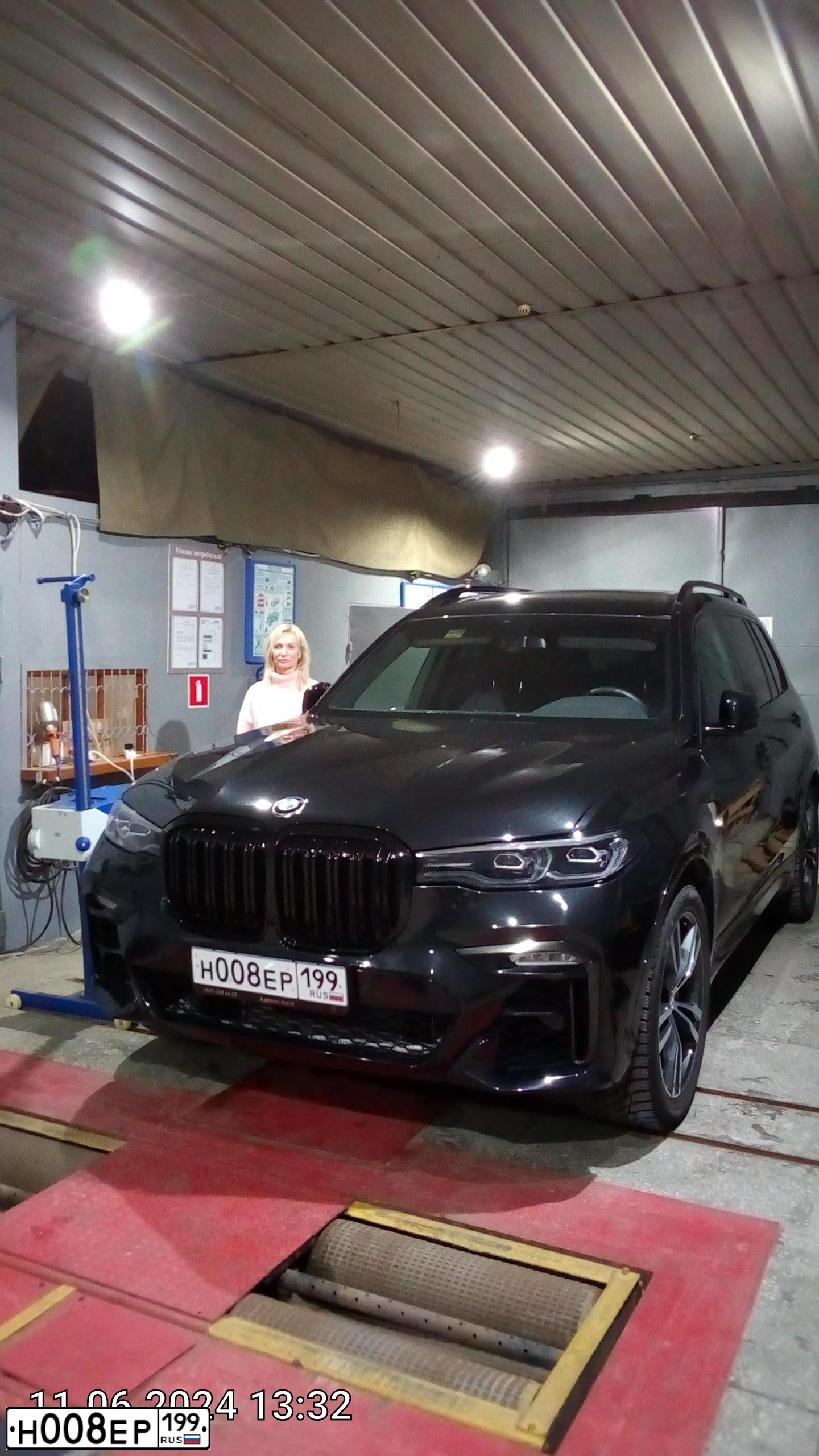 Фото автомобиля BMW БМВ X7 XDRIVE30D — госномер Е777АО79. Цвет: ЧЕРНЫЙ
