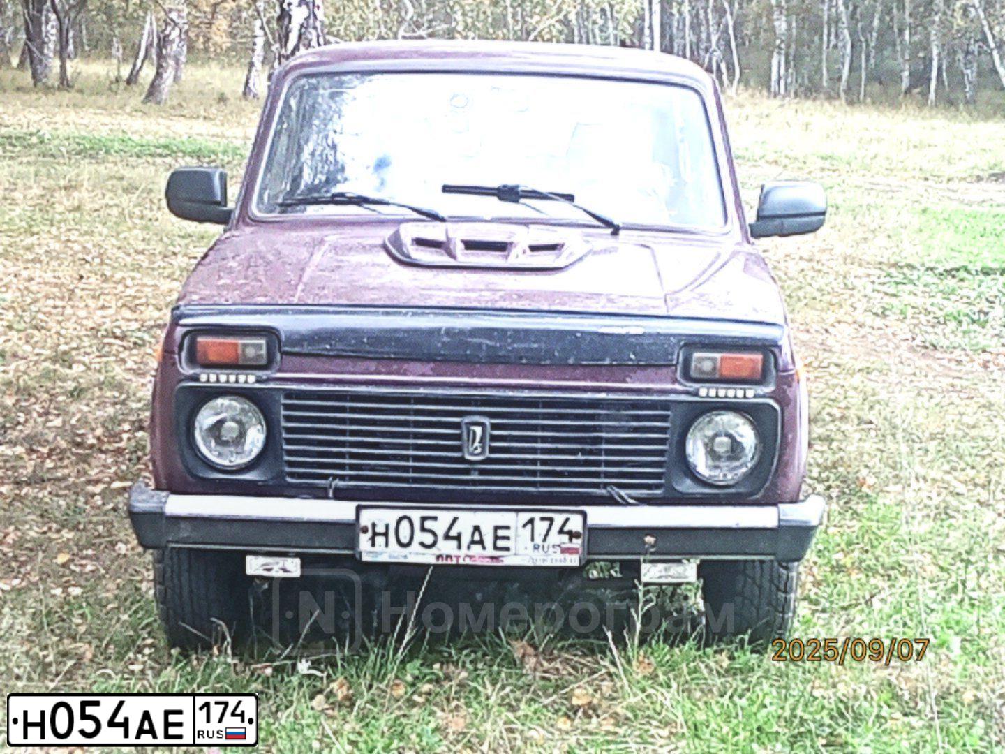 Фото автомобиля LADA 2121 NIVA, 2007 — госномер Н054АЕ174. Цвет: ТЕМНО-ВИШНЕВЫЙ