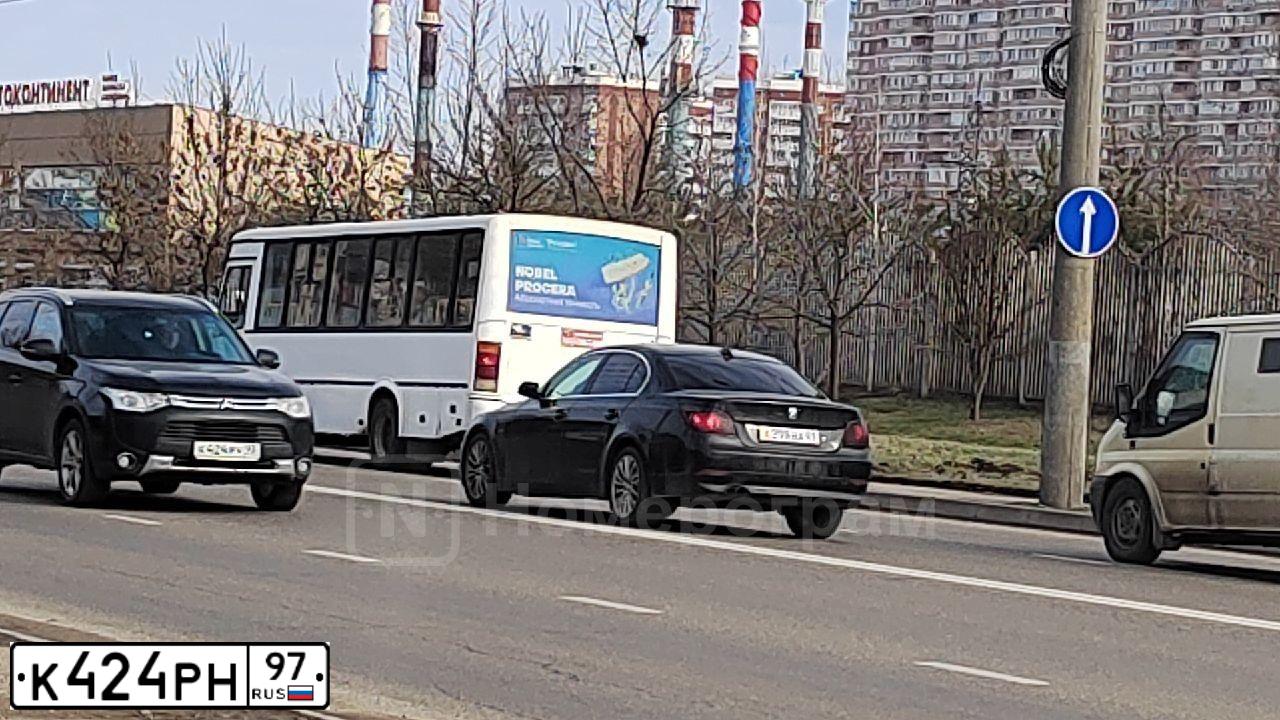 Фото автомобиля MERCEDES G-KLASSE, 2001 — госномер К424РН97. Цвет: ЧЕРНЫЙ