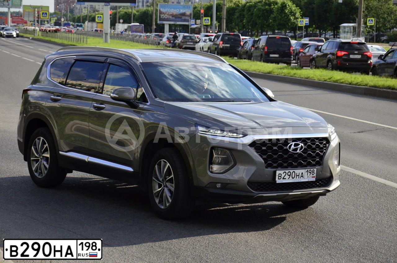 Фото автомобиля HYUNDAI SANTA FE, 2019 — госномер В290НА198. Цвет: СЕРЫЙ
