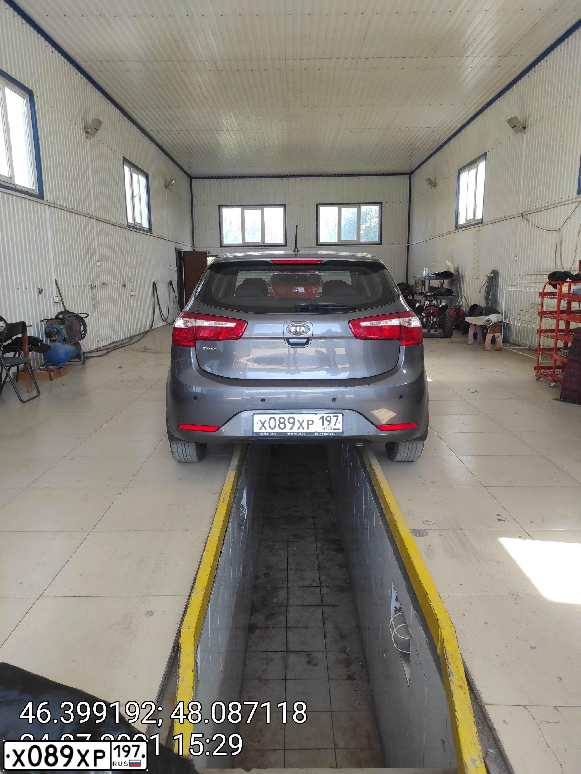 Фото автомобиля KIA RIO, 2012 — госномер В724НК30. Цвет: Серый