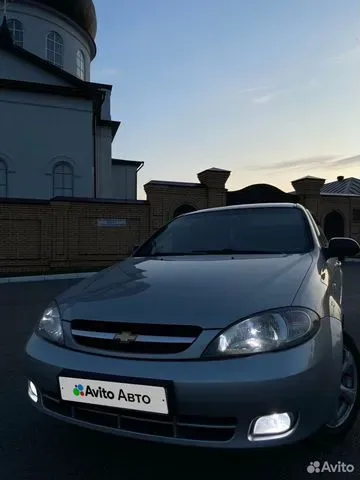 Фото автомобиля CHEVROLET LACETTI, 2007 — госномер Н792ХС702. Цвет: Серебристый