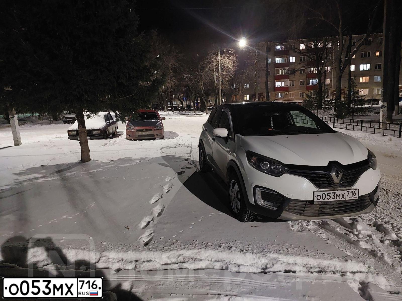 Фото автомобиля RENAULT KAPTUR, 2016 — госномер О053МХ716. Цвет: Белый черный 