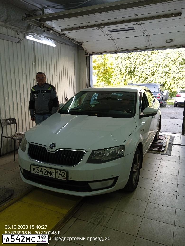 Фото автомобиля SKODA OCTAVIA, 2016 — госномер А542МС142. Цвет: Белый