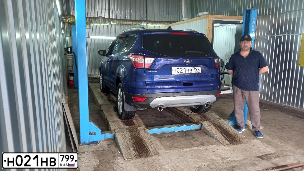 Фото автомобиля FORD KUGA, 2018 — госномер С035КА977. Цвет: СИНИЙ