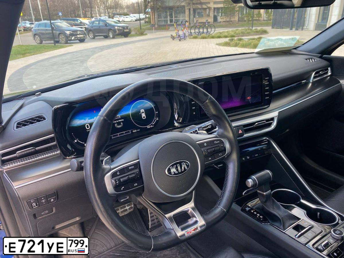 Фото автомобиля KIA K5, 2021 — госномер Е721УЕ799. Цвет: синий