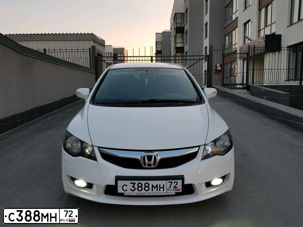 Фото автомобиля HONDA CIVIC, 2010 — госномер С117ТО72. Цвет: Белый