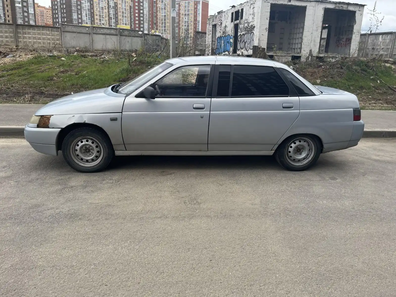 Фото автомобиля LADA 2110 LADA, 2001 — госномер У473НР64. Цвет: Серебристый