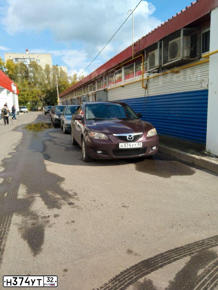 Фото автомобиля MAZDA 3, 2007 — госномер Н374УТ32. Цвет: ТЕМНО-ВИШНЕВЫЙ
