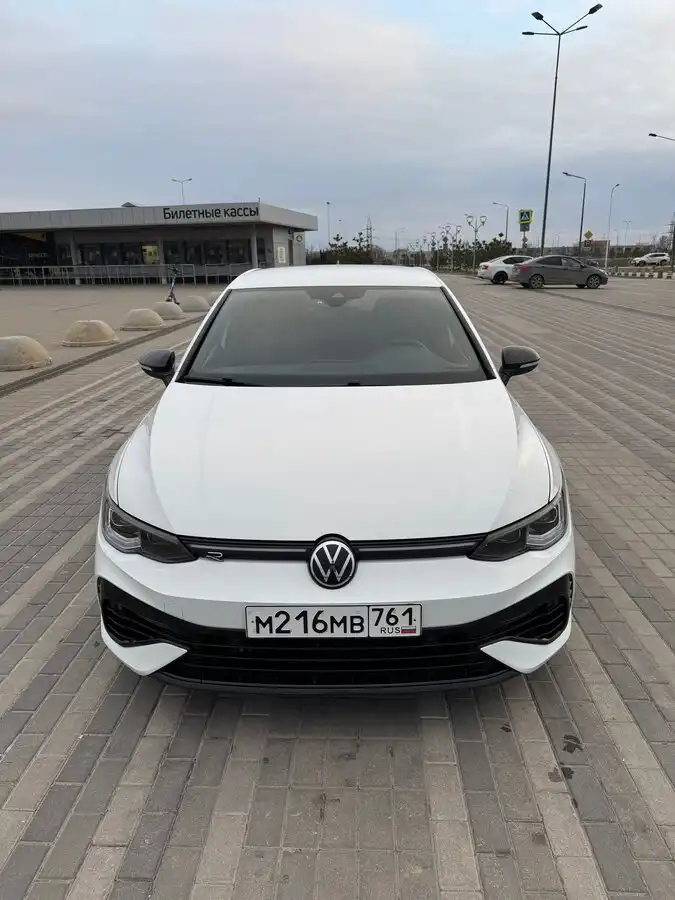 Фото автомобиля VOLKSWAGEN GOLF, 2021 — госномер М216МВ761. Цвет: Белый