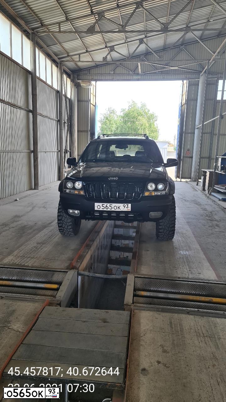 Фото автомобиля JEEP GRAND CHEROKEE, 1998 — госномер Е221МК67. Цвет: ЧЕРНЫЙ