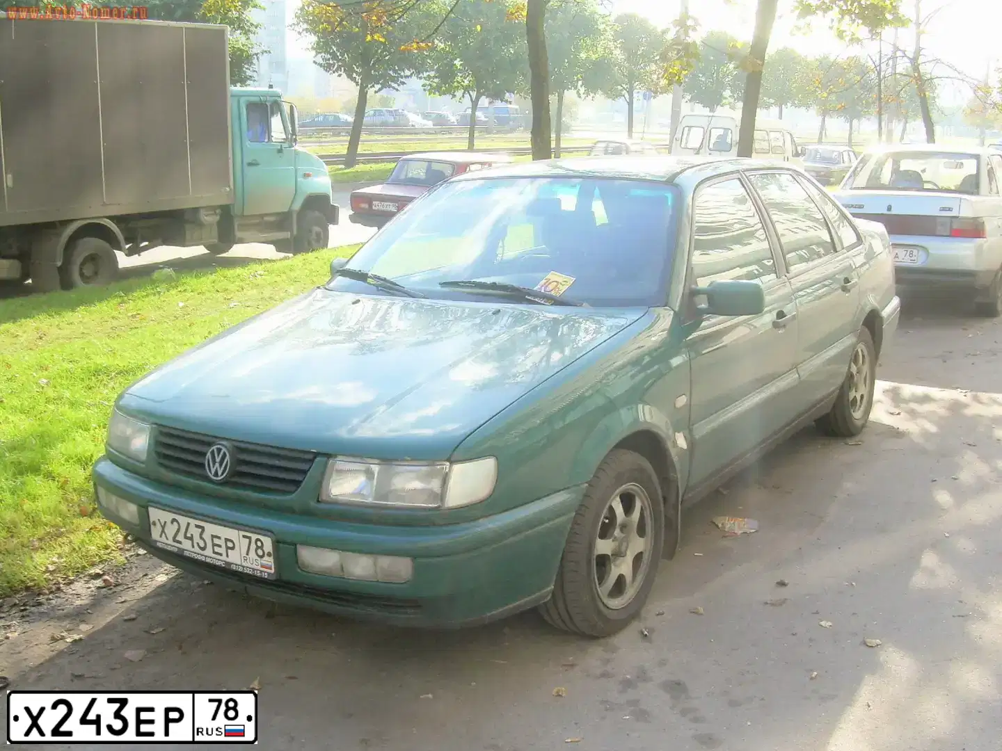Фото автомобиля VOLKSWAGEN PASSAT, 1993 — госномер Х243ЕР78. Цвет: ЗЕЛЕНЫЙ