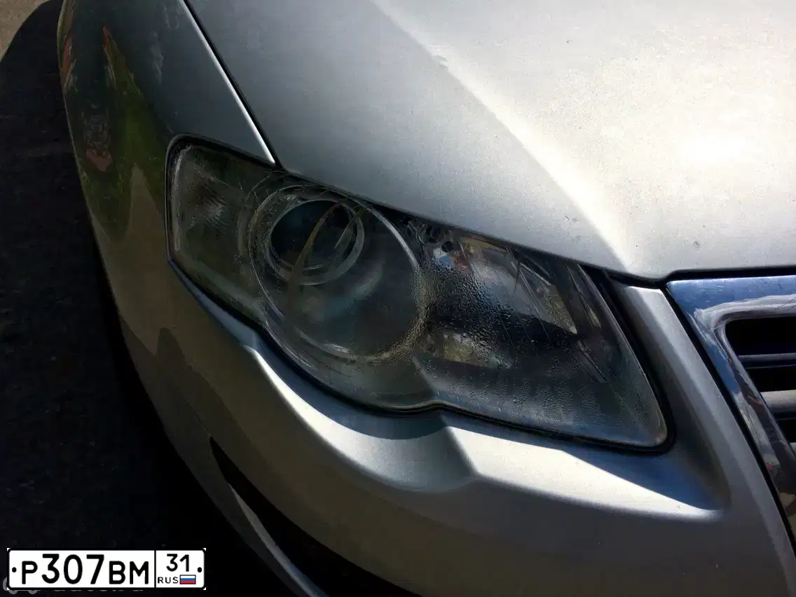 Фото автомобиля VOLKSWAGEN PASSAT, 2010 — госномер Р307ВМ31. Цвет: Серебристый