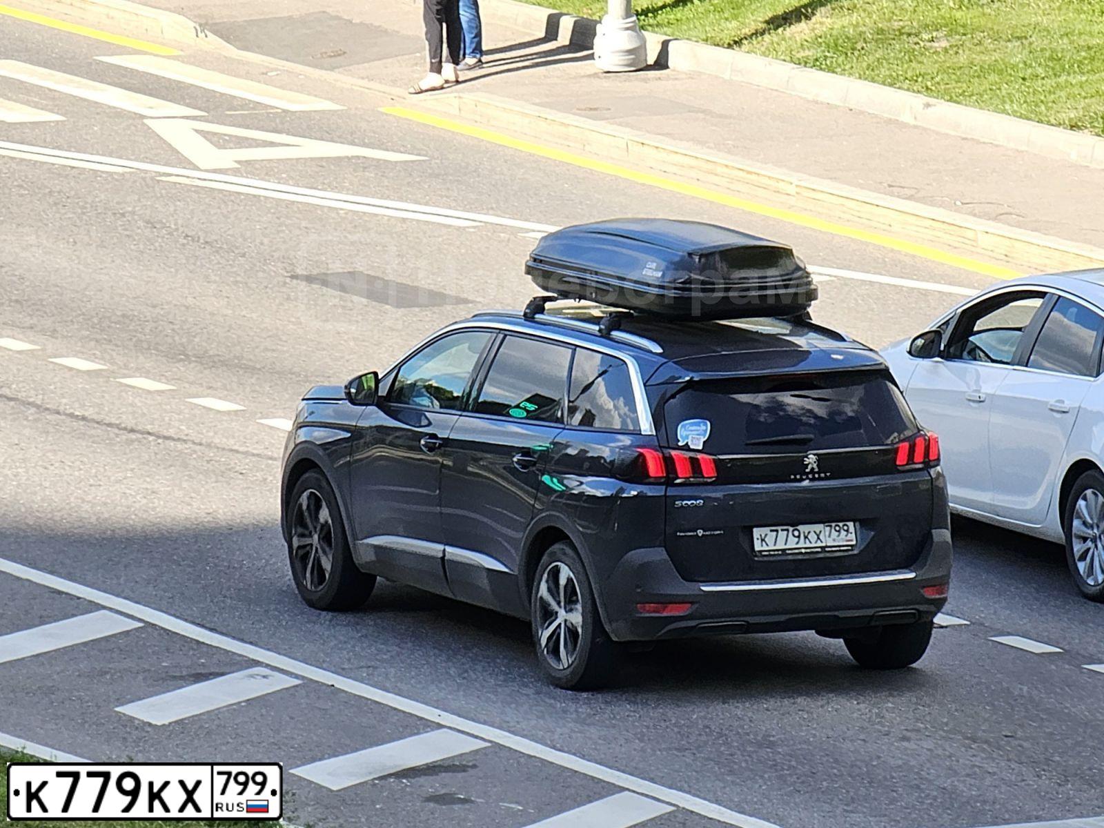 Фото автомобиля PEUGEOT 5008, 2018 — госномер К779КХ799. Цвет: ТЕМНО СИНИЙ