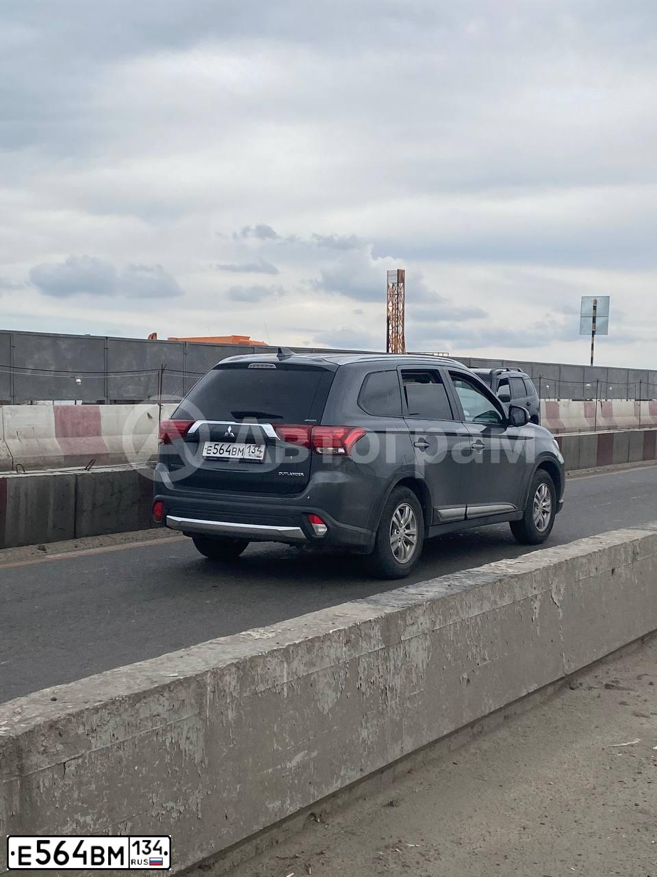 Фото автомобиля MITSUBISHI OUTLANDER, 2017 — госномер Е564ВМ134. Цвет: СЕРЫЙ