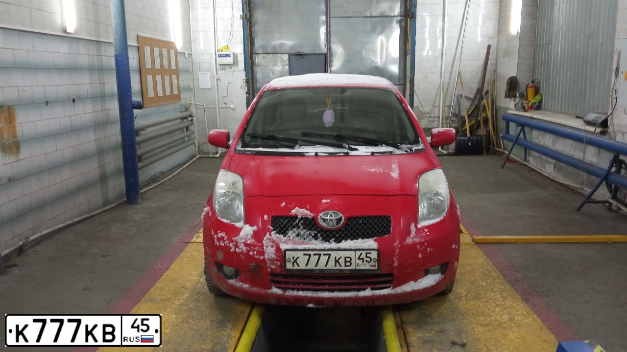 Фото автомобиля TOYOTA YARIS, 2008 — госномер К777КВ45. Цвет: Красный