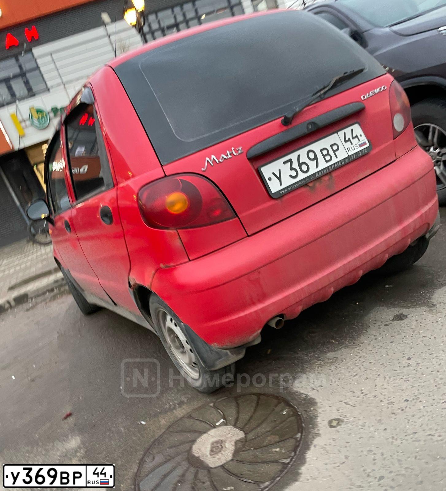 Фото автомобиля DAEWOO O MATIZ, 2009 — госномер У369ВР44. Цвет: ЯРКО-КРАСНЫЙ