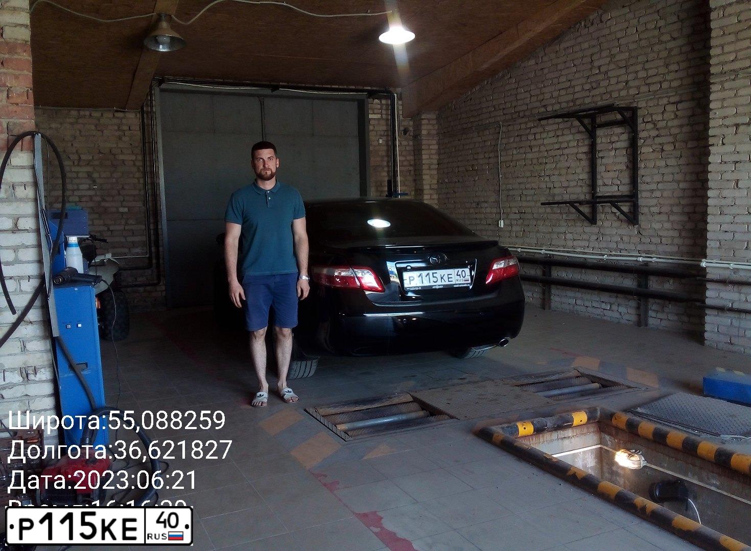 Фото автомобиля TOYOTA CAMRY, 2010 — госномер Р115КЕ40. Цвет: ЧЕРНЫЙ