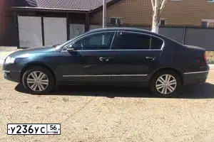 Фото автомобиля VOLKSWAGEN PASSAT, 2005 — госномер М887ОА702. Цвет: Серо-Синий