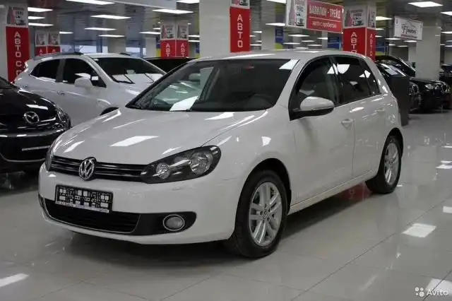 Фото автомобиля VOLKSWAGEN GOLF, 2012 — госномер А240РУ790. Цвет: Белый