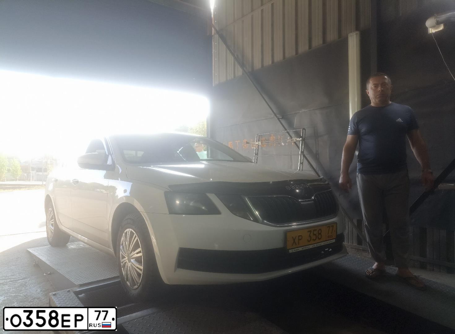 Фото автомобиля SKODA OCTAVIA, 2017 — госномер Р618ТР193. Цвет: Белый