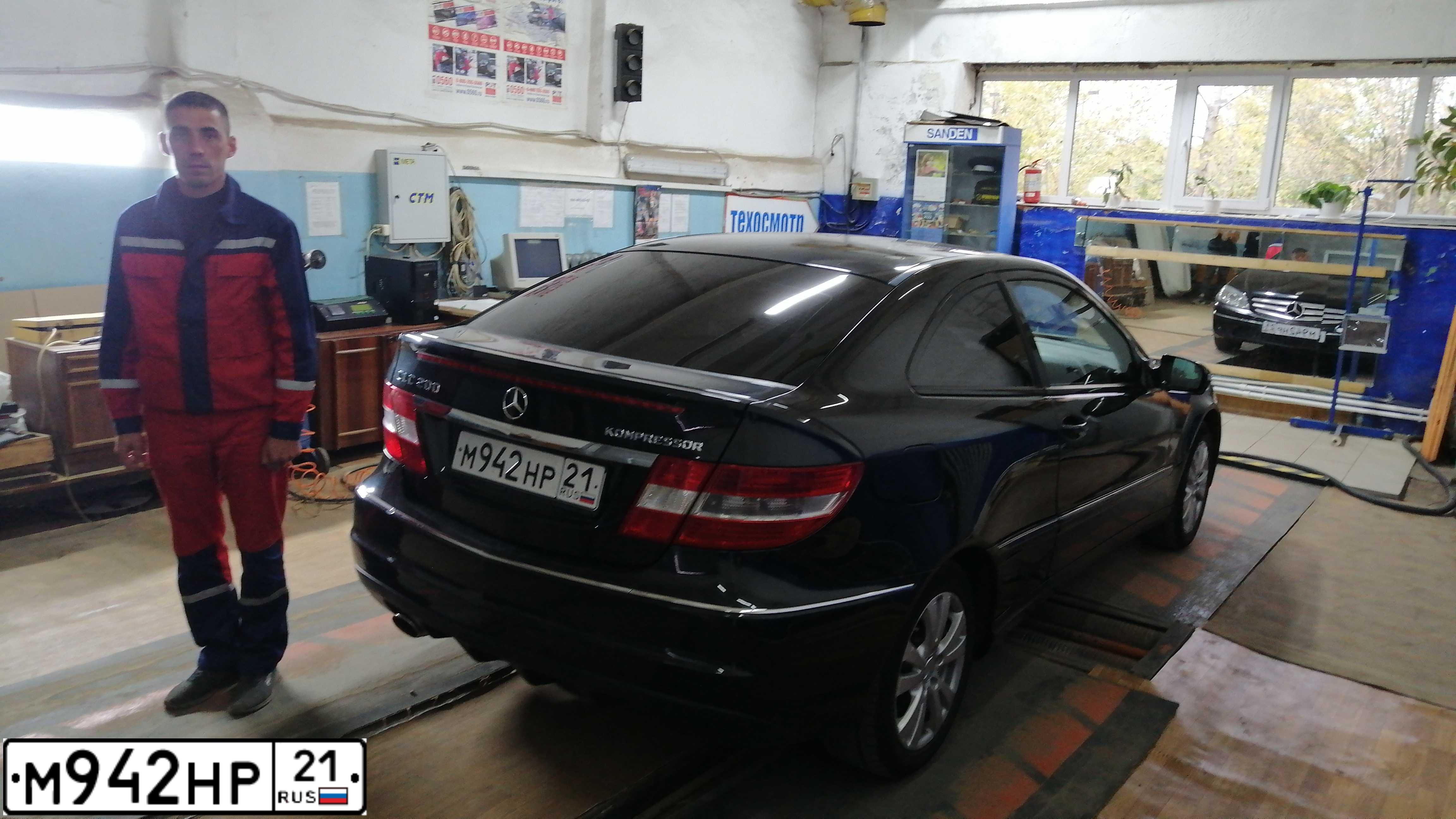 Фото автомобиля MERCEDES C-KLASSE, 2009 — госномер М319УР21. Цвет: ЧЕРНЫЙ