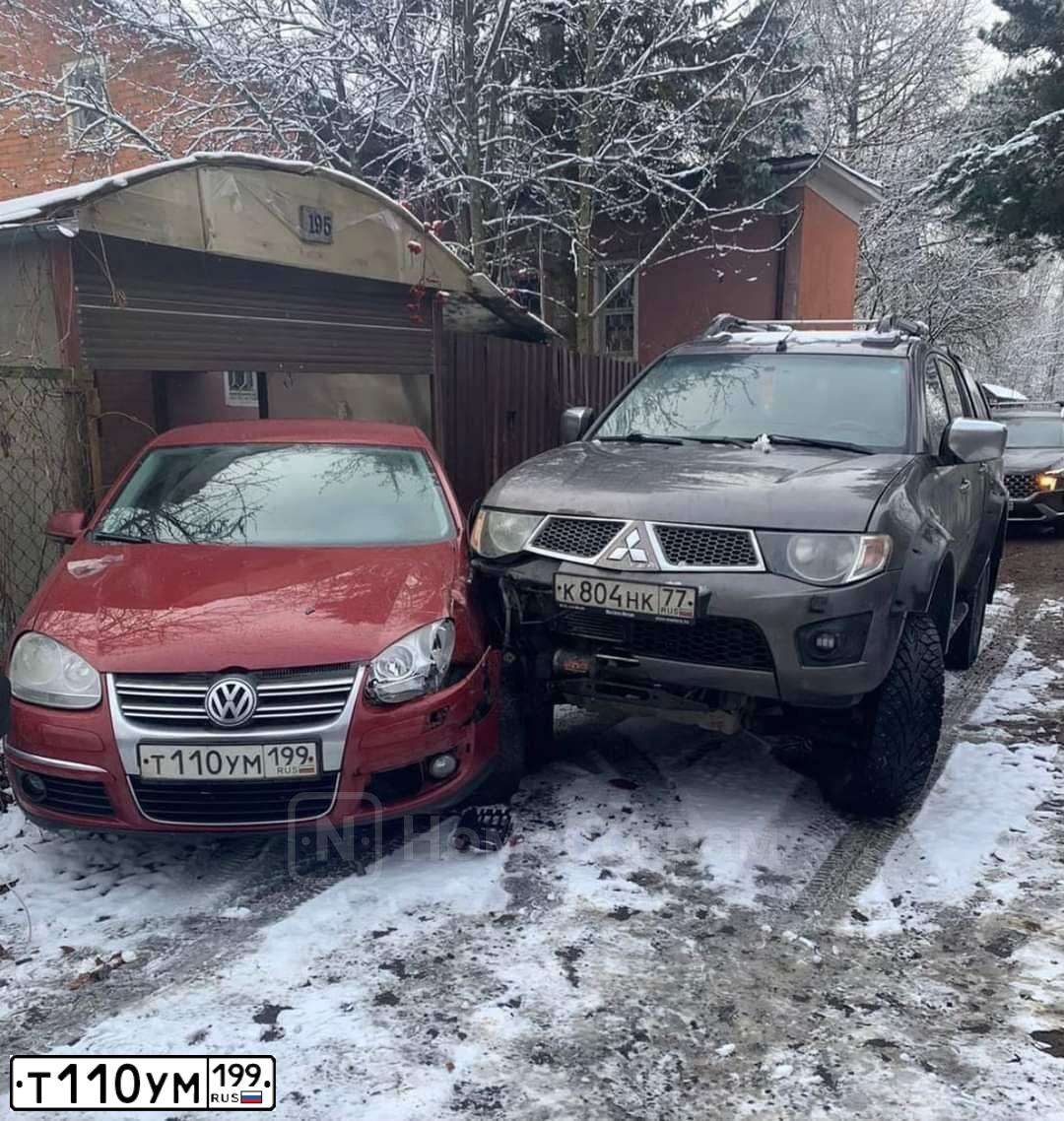 Фото автомобиля VOLKSWAGEN JETTA, 2009 — госномер Т110УМ199. Цвет: ВИШНЕВЫЙ