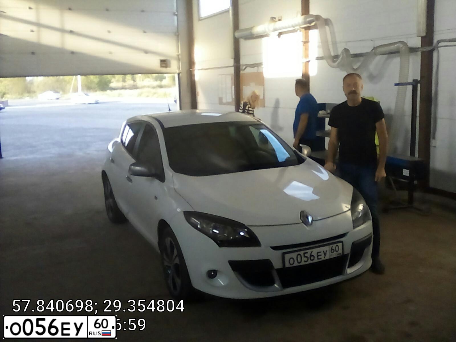 Фото автомобиля RENAULT MEGANE, 2011 — госномер О056ЕУ60. Цвет: БЕЛЫЙ