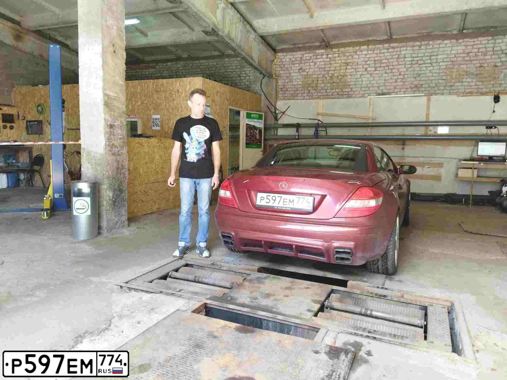Фото автомобиля MERCEDES SLK-KLASSE, 2004 — госномер С059РЕ790. Цвет: ВИШНЕВЫЙ