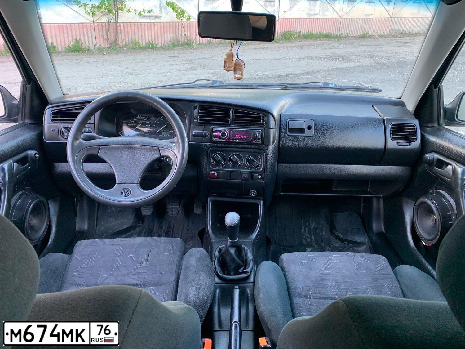 Фото автомобиля VOLKSWAGEN GOLF, 1992 — госномер М674МК76. Цвет: ТЕМНО-СЕРЫЙ